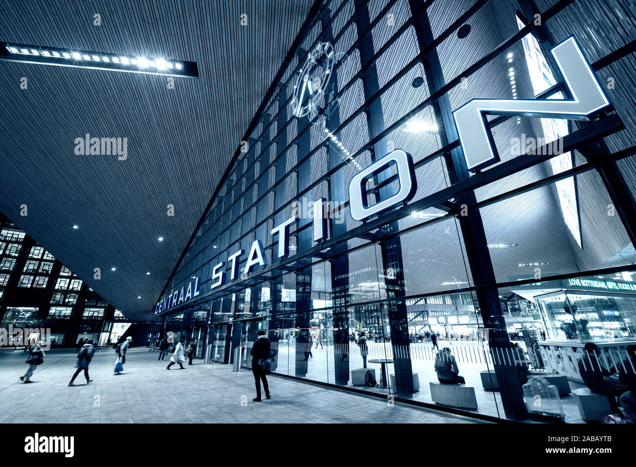 Äußere der neue Hauptbahnhof in der Nacht in Rotterdam, Niederlande Stockfoto