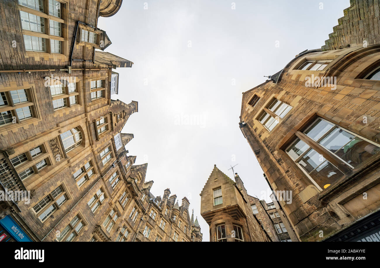 Blick auf historische Gebäude auf Cockburn Street in der Altstadt von Edinburgh, Schottland, Großbritannien Stockfoto