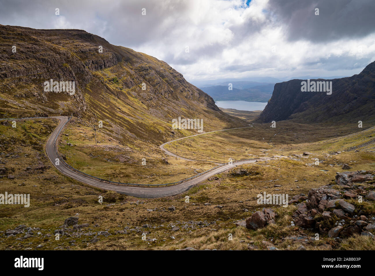 Blick auf Single Track Road und vorbei am Bealach Na Ba pass auf Applecross Halbinsel der Nordküste 500 Fahrstrecke im Norden von Schottland, Großbritannien Stockfoto