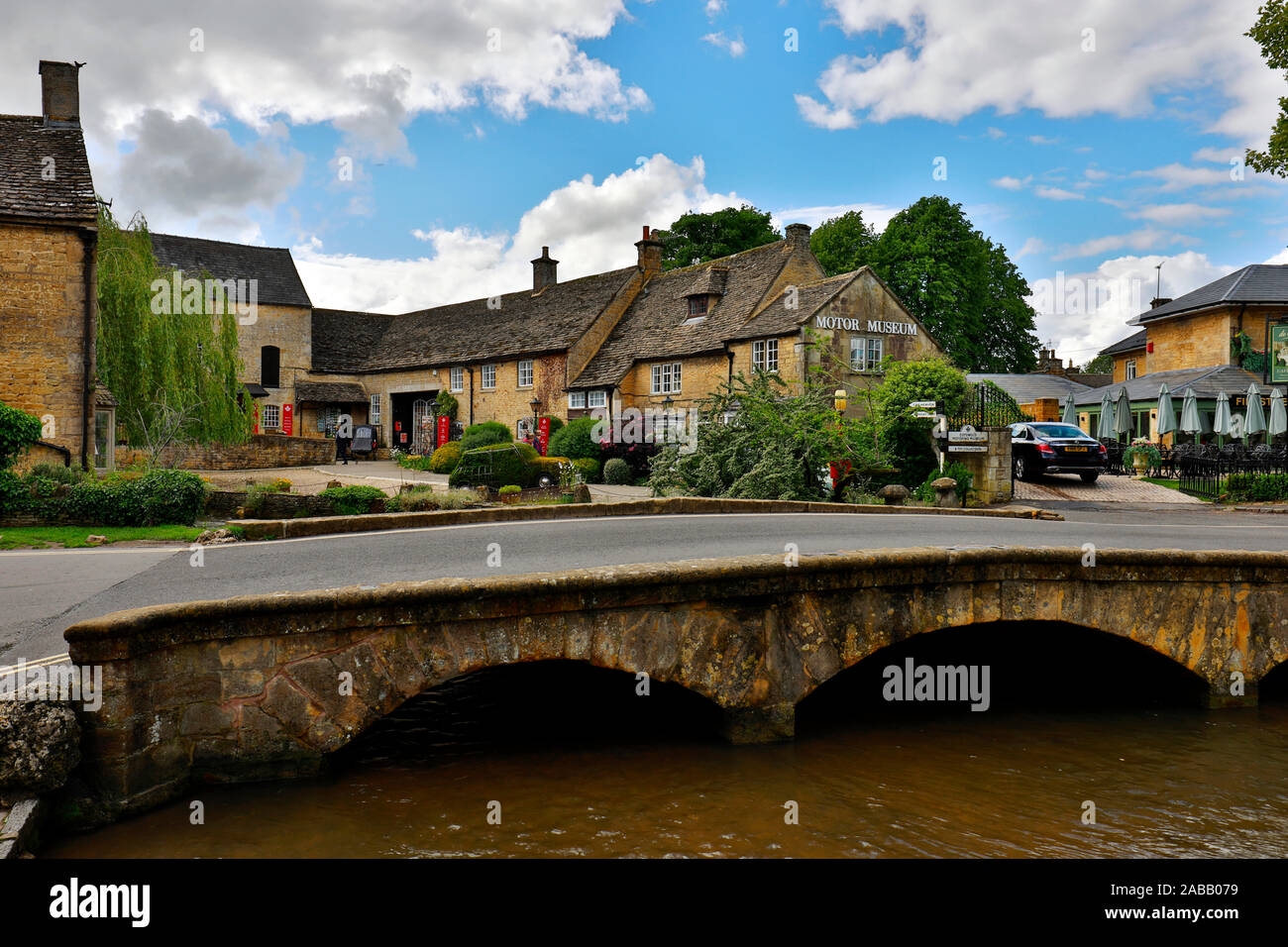 Bourton auf dem Wasser; Cotswolds, Großbritannien Stockfoto