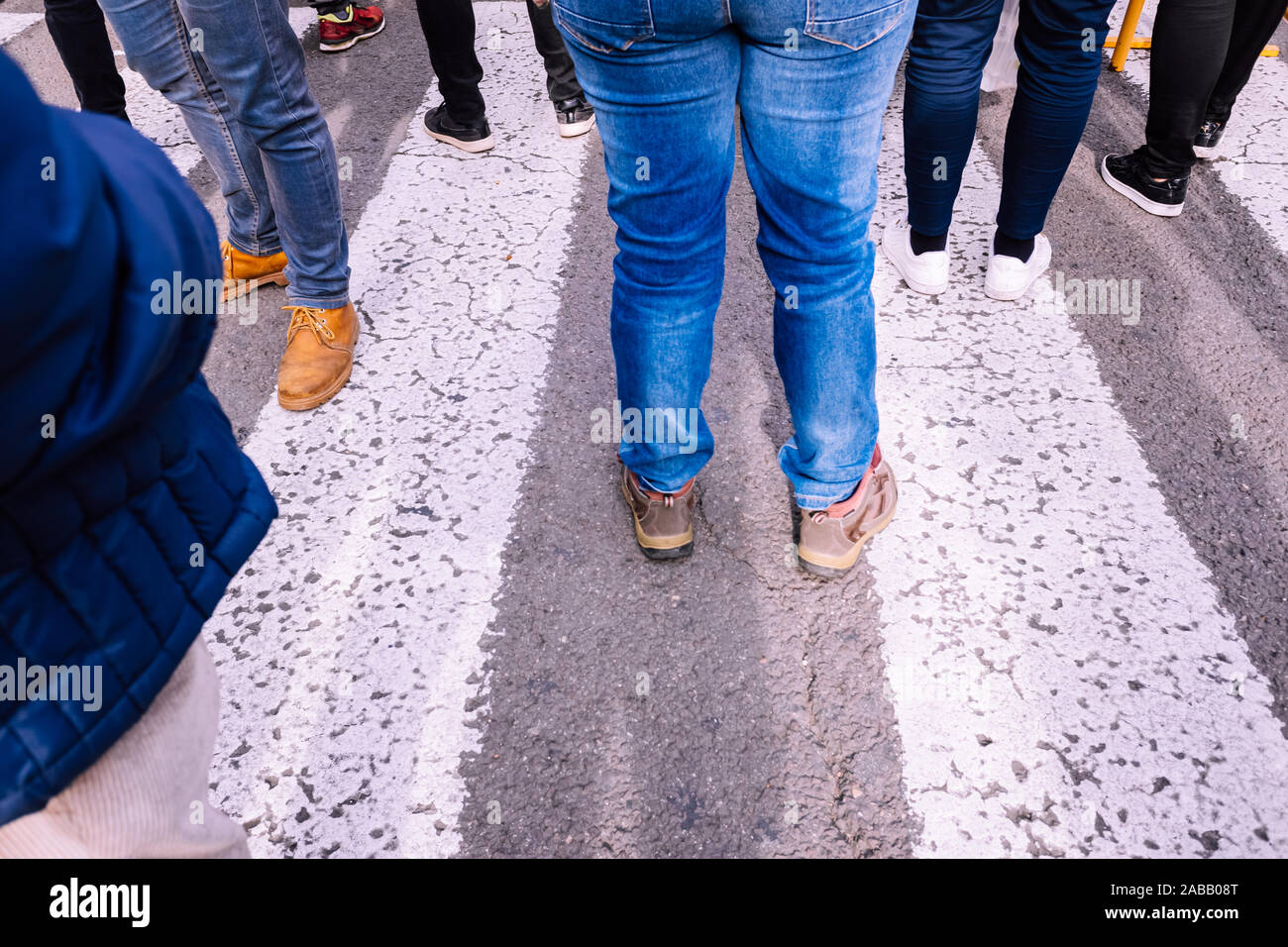 Mehrere Personen auf dem Asphalt desorientiert, Konzept der Verwirrung. Stockfoto