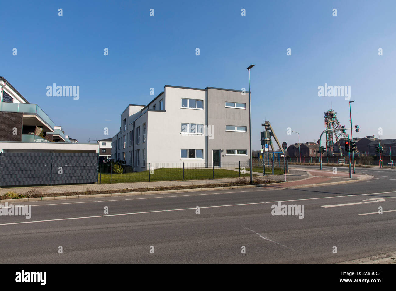 Neue Wohnsiedlung auf dem ehemaligen Bergwerk, Bergwerk Zeche Niederberg in Neukirchen-Vluyn, Ödland, verbleibende Grube frames Stockfoto