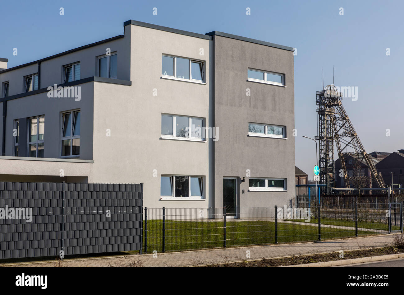 Neue Wohnsiedlung auf dem ehemaligen Bergwerk, Bergwerk Zeche Niederberg in Neukirchen-Vluyn, Ödland, verbleibende Grube frames Stockfoto