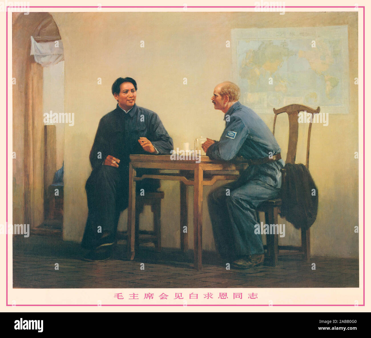 Jahrgang 1930 Chinesische Propaganda Poster mit Mao Zedong mit kanadischen Arzt Norman Bethune, in Yan'an (während der Lange Marsch) China 20. Ein Chirurg, Bethune sehr achte Route Armee Soldaten, die auf der vorderen Linie während des Zweiten Japanisch-Chinesischen Krieges verwundet worden war, die ihm bleibende Beachtung verdienen würde. Dr. Bethune war von Mao Tse-Tung gelobt und hat in Schulbüchern Seit aufgenommen. Yan'an wurde in der Nähe der Endpunkt der Langen Marsch, und wurde zum Zentrum der Chinesischen Kommunistischen Revolution von Ende 1935 bis Anfang 1947. Die chinesischen Kommunisten feiern Yan'an Stockfoto