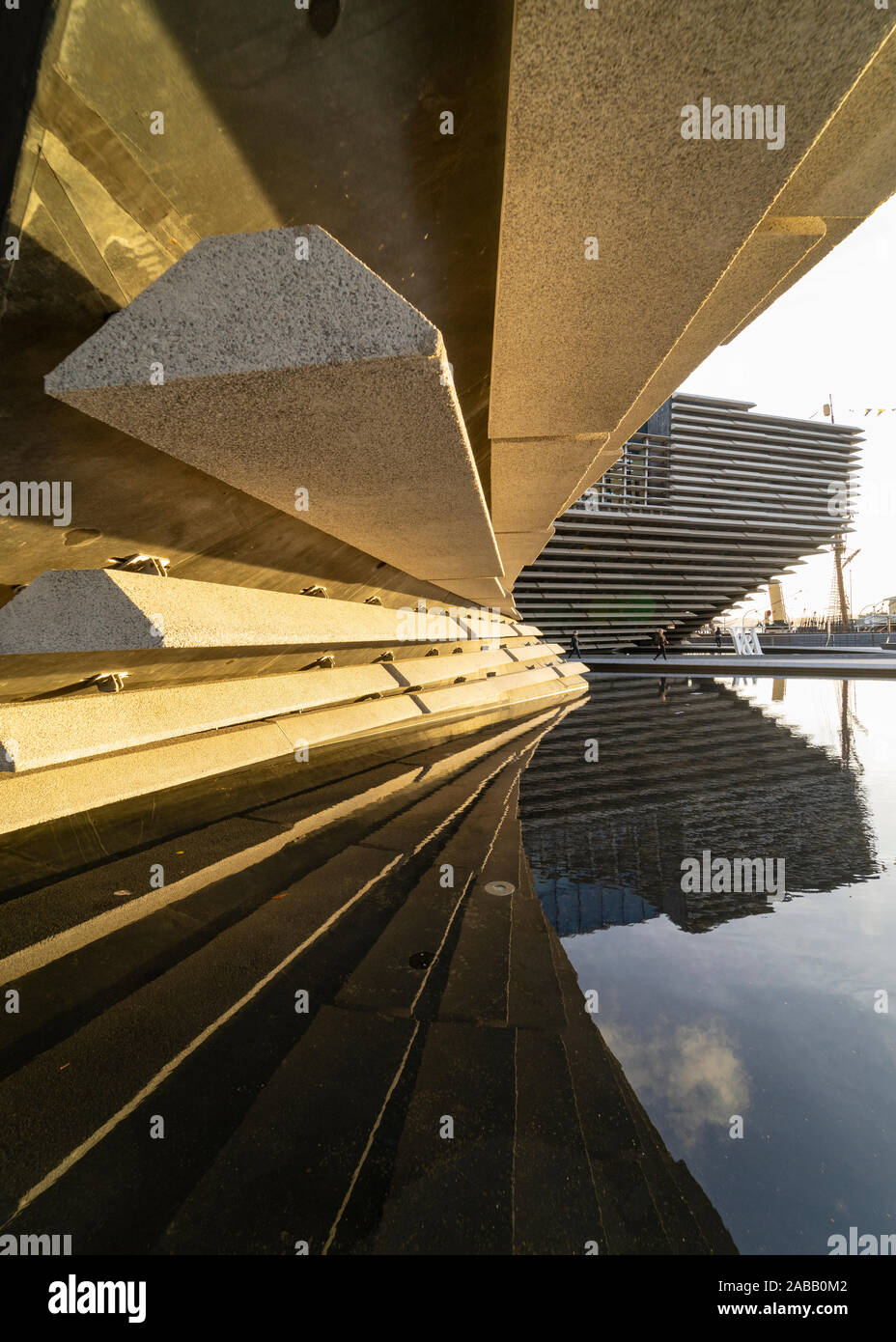 Außenansicht des neuen V&A Museum in Dundee, Schottland, Großbritannien. Architekten Kengo Kuma. Stockfoto