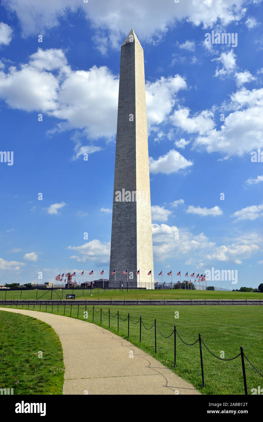 Washington Monument mit grünem Feld, Washington DC, USA Stockfoto