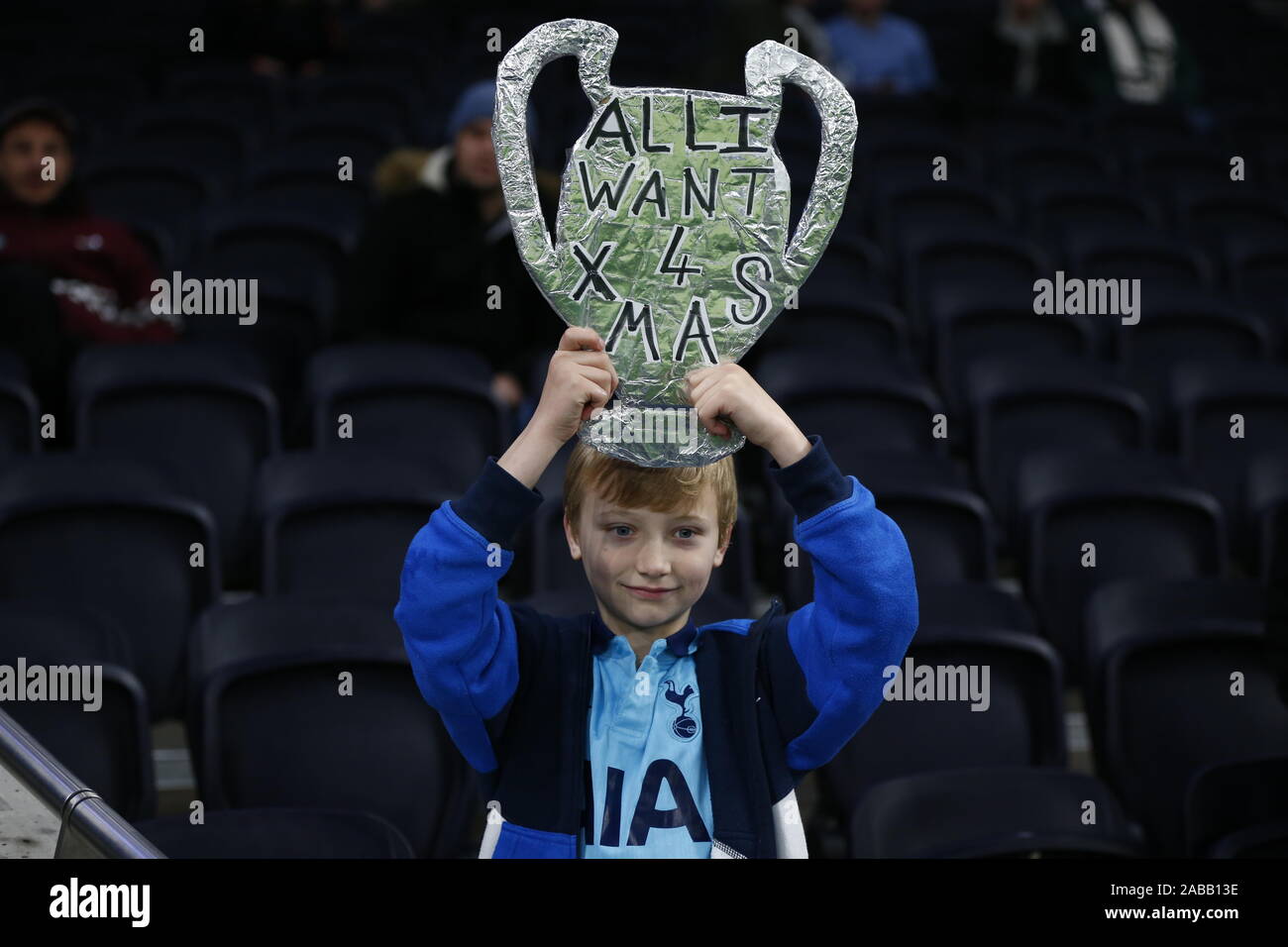 London, Großbritannien. 26. November 2019. London, Großbritannien. 26 Nov, 2019. Junge Tottenham Hotspur Ventilator zeigen der Champions League Cup während der Champions League Gruppe B zwischen den Tottenham Hotspur und Olympiakos bei Tottenham Hotspur Stadion, London, England am 26. November 2019 Credit: Aktion Foto Sport/Alamy leben Nachrichten Stockfoto