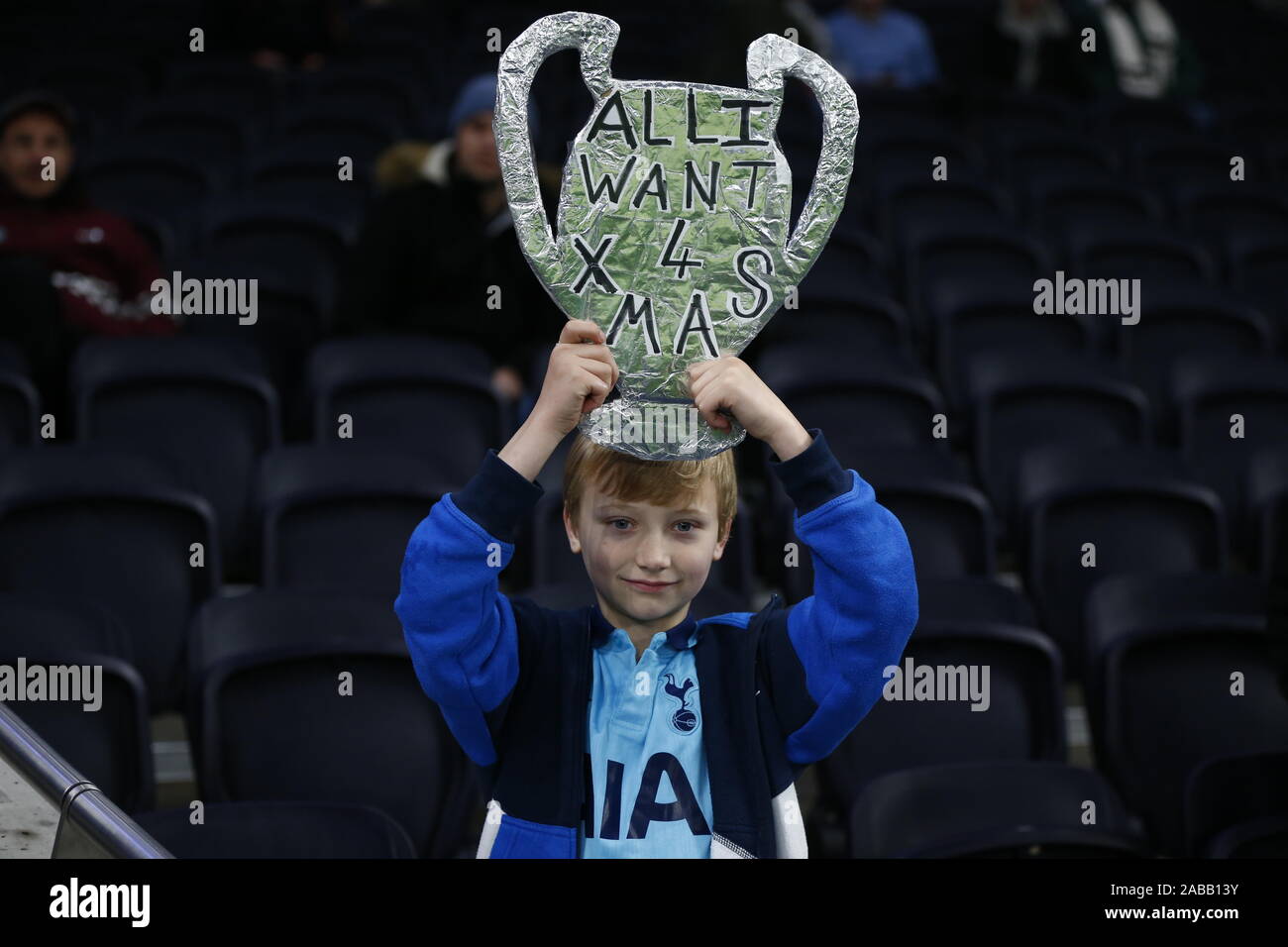 London, Großbritannien. 26. November 2019. London, Großbritannien. 26 Nov, 2019. Junge Tottenham Hotspur Ventilator zeigen der Champions League Cup während der Champions League Gruppe B zwischen den Tottenham Hotspur und Olympiakos bei Tottenham Hotspur Stadion, London, England am 26. November 2019 Credit: Aktion Foto Sport/Alamy leben Nachrichten Stockfoto