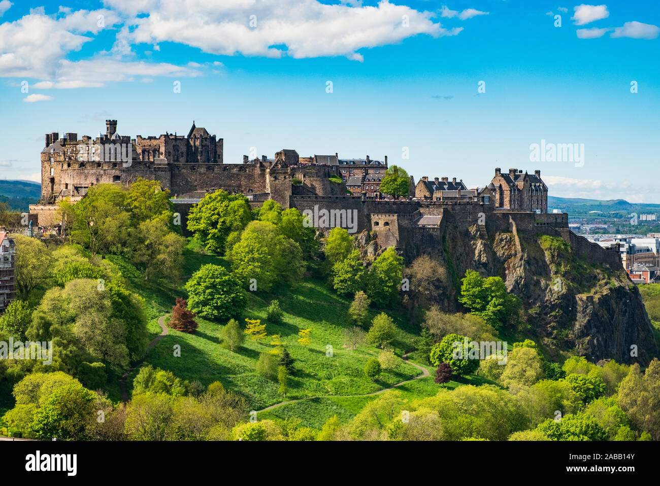 Blick auf die Burg von Edinburgh im Sommer, Schottland, Vereinigtes Königreich. Stockfoto