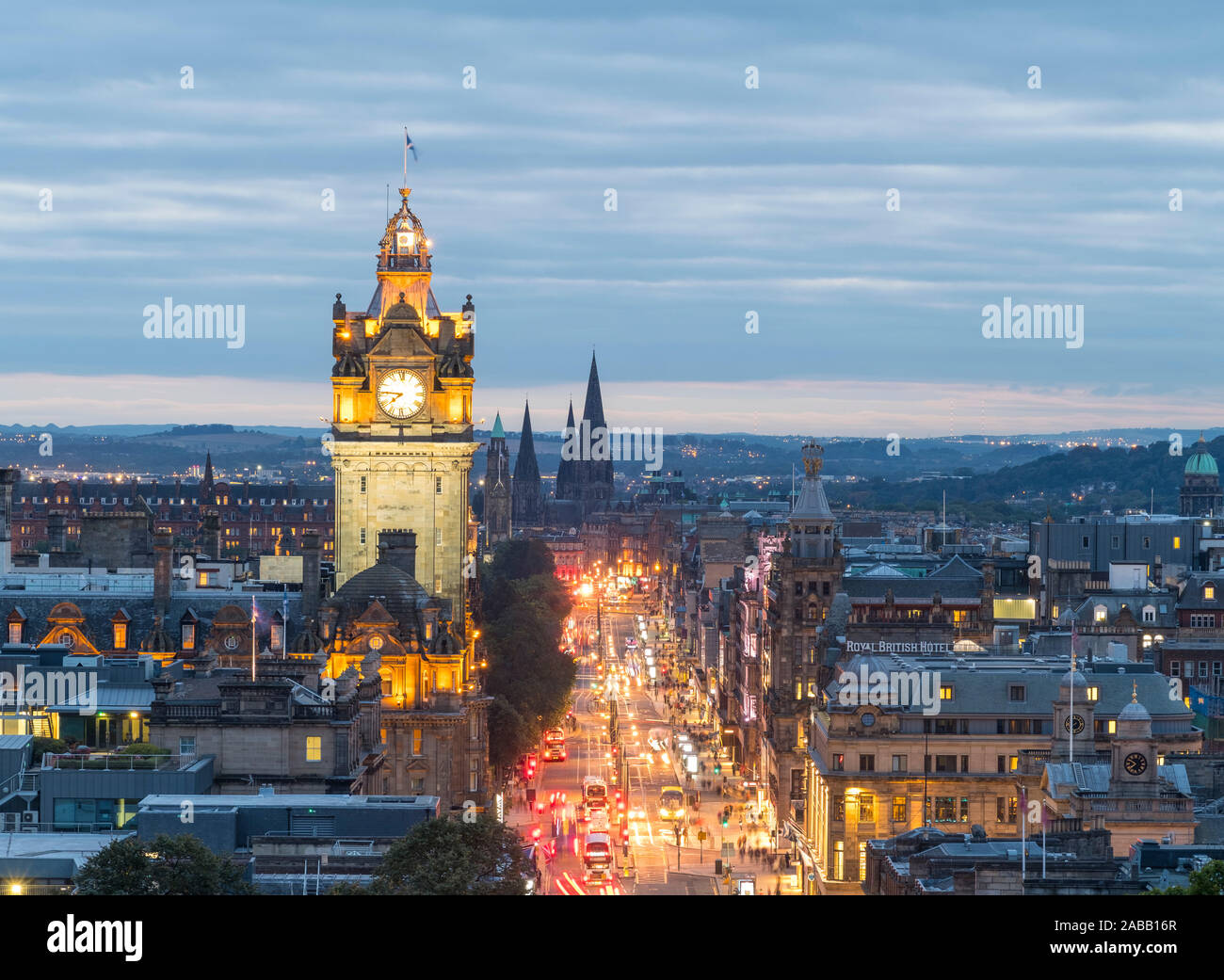 Blick entlang der geschäftigen Princes Street in der Dämmerung in Edinburgh, Schottland, Vereinigtes Königreich. Stockfoto