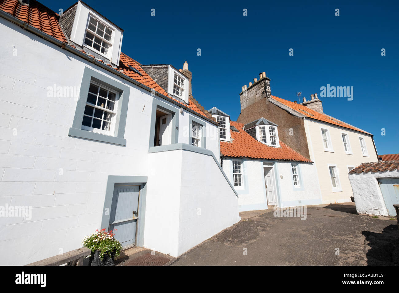 Blick auf Harbour Front Häuser in Pittenweem Dorf auf der East Neuk von Fife in Schottland, Großbritannien Stockfoto