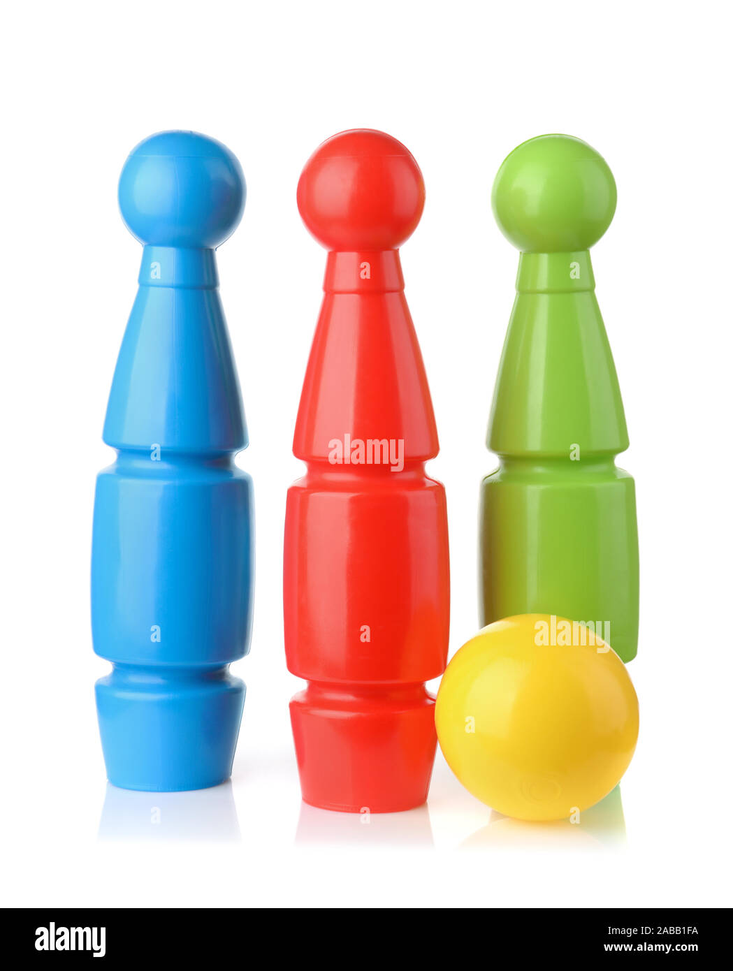 Vorderansicht des Spielzeug Kunststoff Bowling Pins und Kugel isoliert auf weißem Stockfoto
