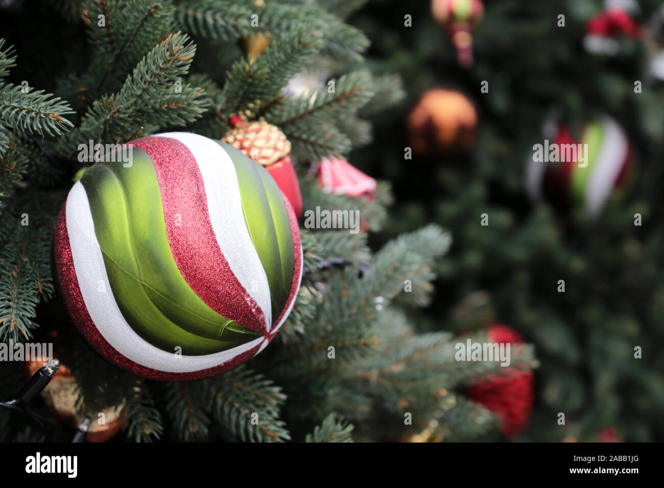 Weihnachten Dekorationen auf ein Winter Straße. Neues Jahr Baum mit Spielzeug Bälle, Magie des Urlaub Stockfoto