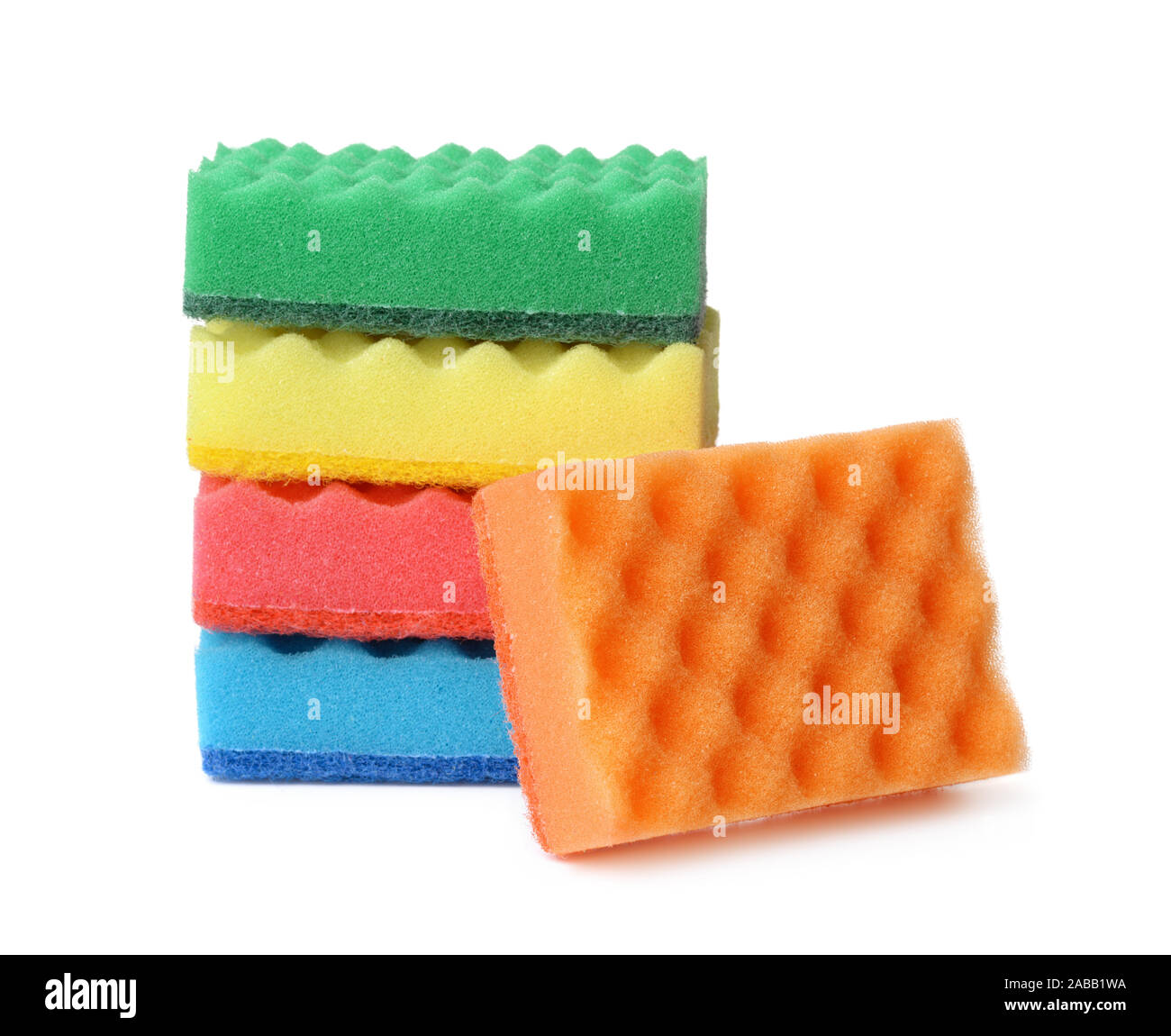 Stapel von bunten plasdtic Geschirrspülmittel Schwämmen isoliert auf weißem Stockfoto