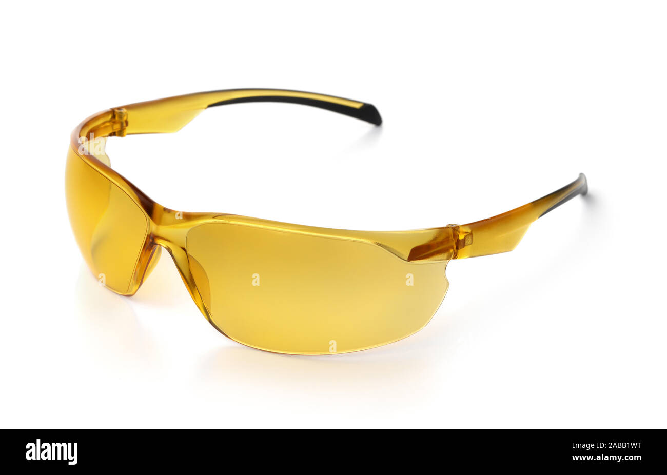 Gelb polarisiert Fahrrad Sonnenbrille isoliert auf weißem Stockfoto