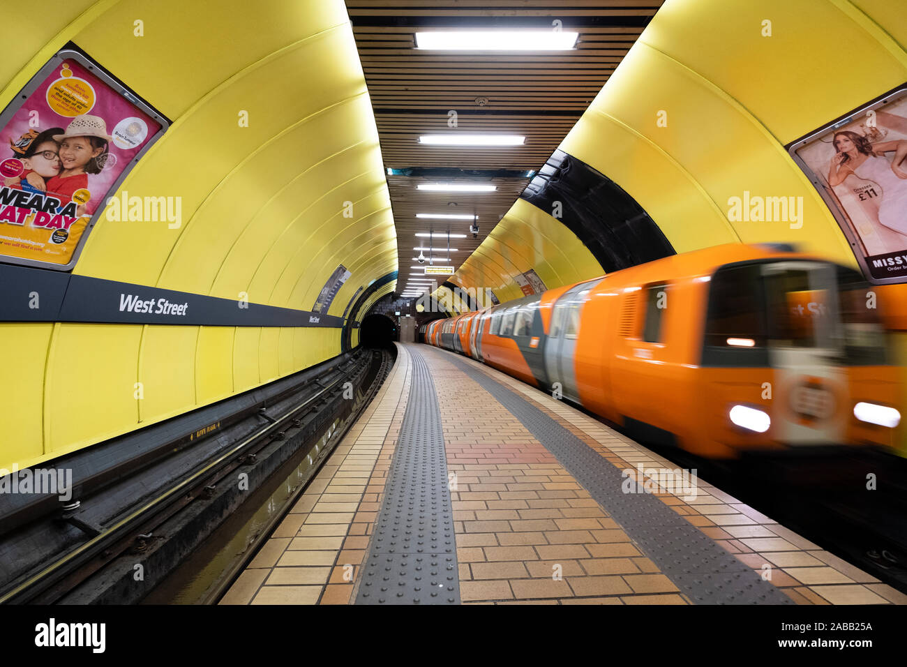 Plattform und Regen auf dem U-Bahn Netz Glasgow, Schottland, Großbritannien Stockfoto