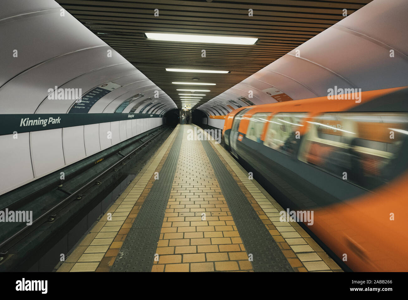 Plattform und Regen auf dem U-Bahn Netz Glasgow, Schottland, Großbritannien Stockfoto