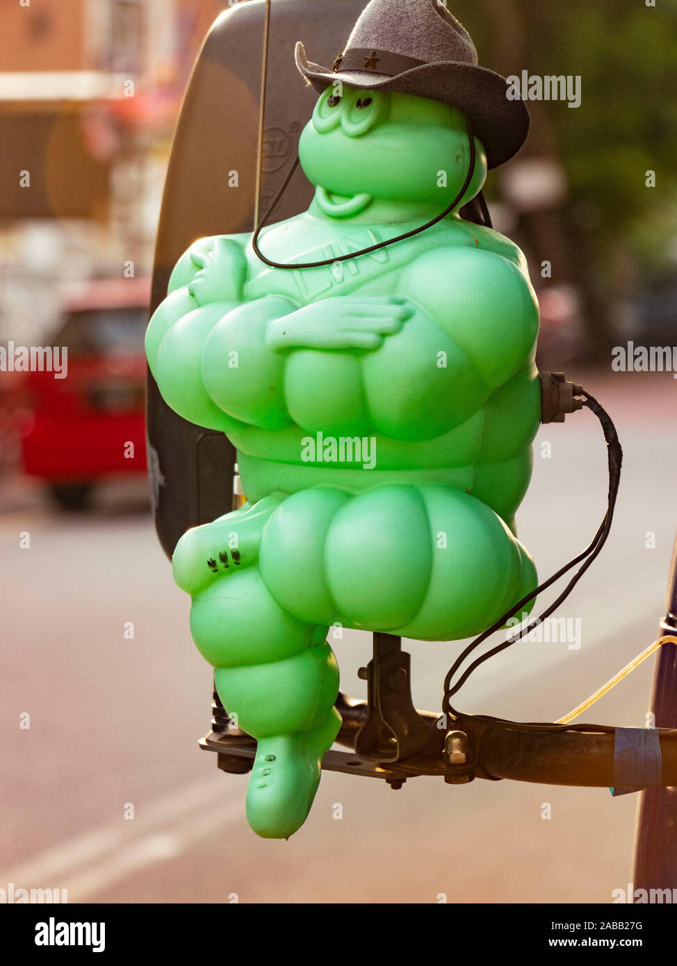 Grüne Version der Michelin Mann Bibendum, das auf der Vorderseite eines Lkw in Kuala Lumpur, Malaysia Stockfoto
