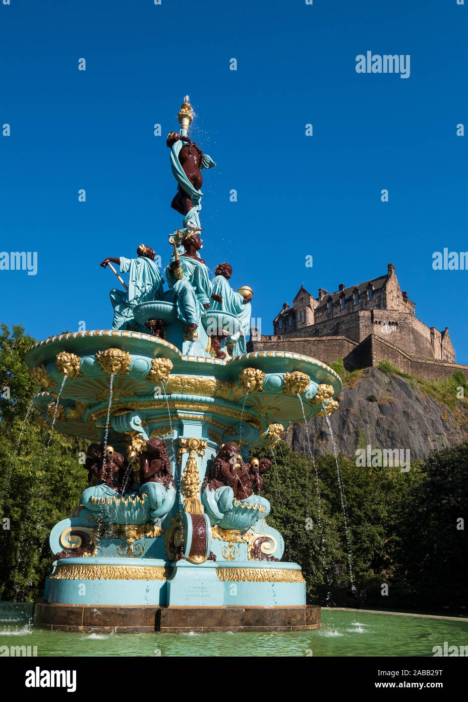 Blick auf Ross Brunnen nach der Renovierung in der Princes Street Gardens und Edinburgh Castle, Schottland, UK Stockfoto