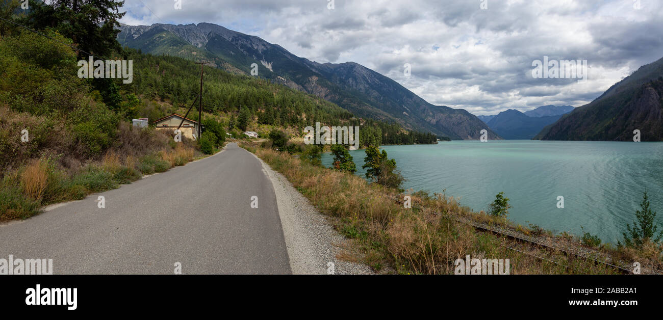 Kleine Stadt, Shalalth, auf dem Indischen finden in der Nähe von Seton See während einer lebendigen Sommertag. In der Nähe von Lillooet, British Columbia, Kanada. Stockfoto