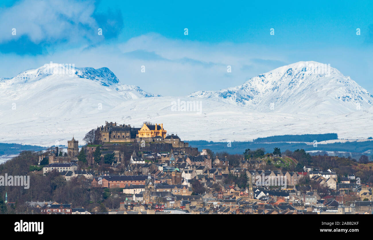 Blick auf die Burg Stirling und schneebedeckte Berge in Stirlingshire, Schottland, UK Stockfoto