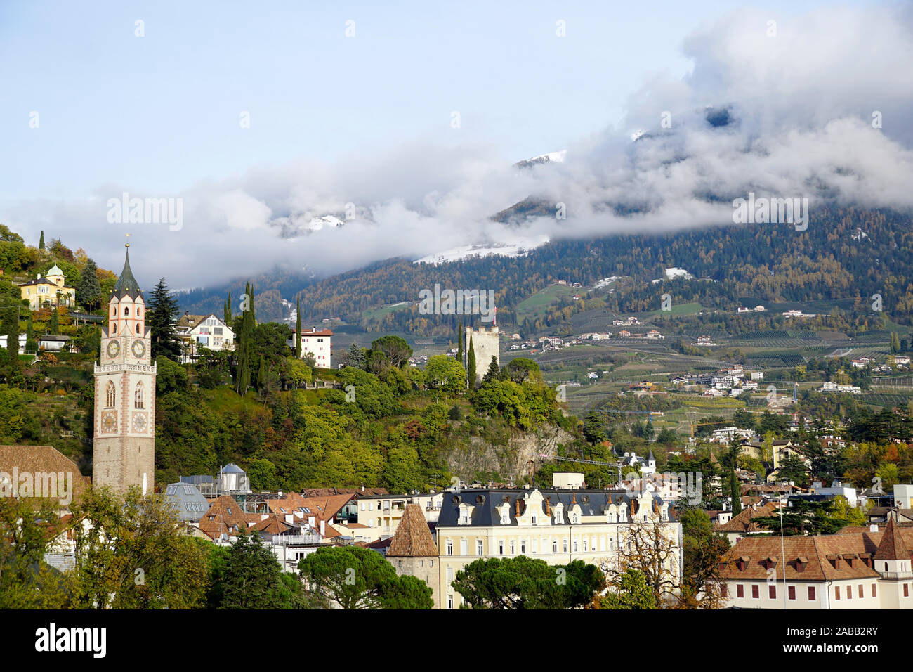 Stadt Meran und St. Nikolaus Kirche in Meran in Südtirol, Italien. Bewölkt Herbst Tag. Stockfoto