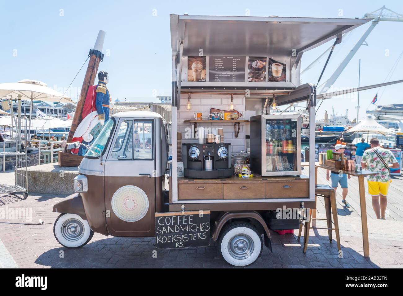 Eine mobile Essen Kiosk, Imbiss Bahnhof, Tuk Tuk, offenes Treffen für Geschäft verkauft Kaffee und Snacks an der V&A Waterfront, Kapstadt, Südafrika Stockfoto