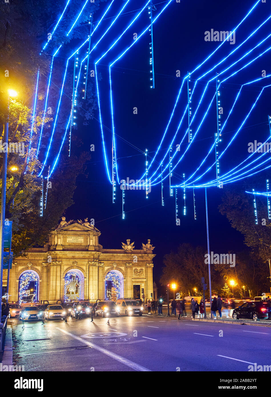 Alcala Straße durch Weihnachtsbeleuchtung bei Einbruch der Dunkelheit mit der Alcalá-Tor (Puerta de Alcala) im Hintergrund beleuchtet. Madrid, Spanien. Stockfoto