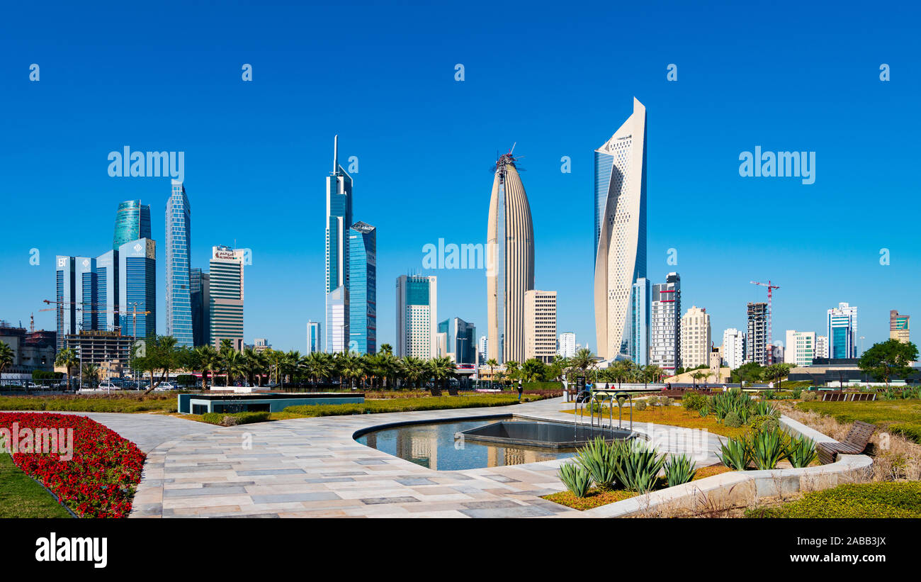 Tagsüber Skyline von Downtown Kuwait Stadt von Al Shaheed Park in Kuwait, Naher Osten Stockfoto