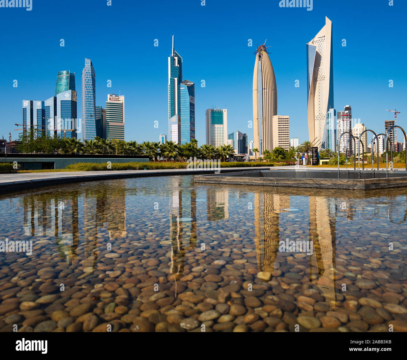 Tagsüber Skyline von Downtown Kuwait Stadt von Al Shaheed Park in Kuwait, Naher Osten Stockfoto