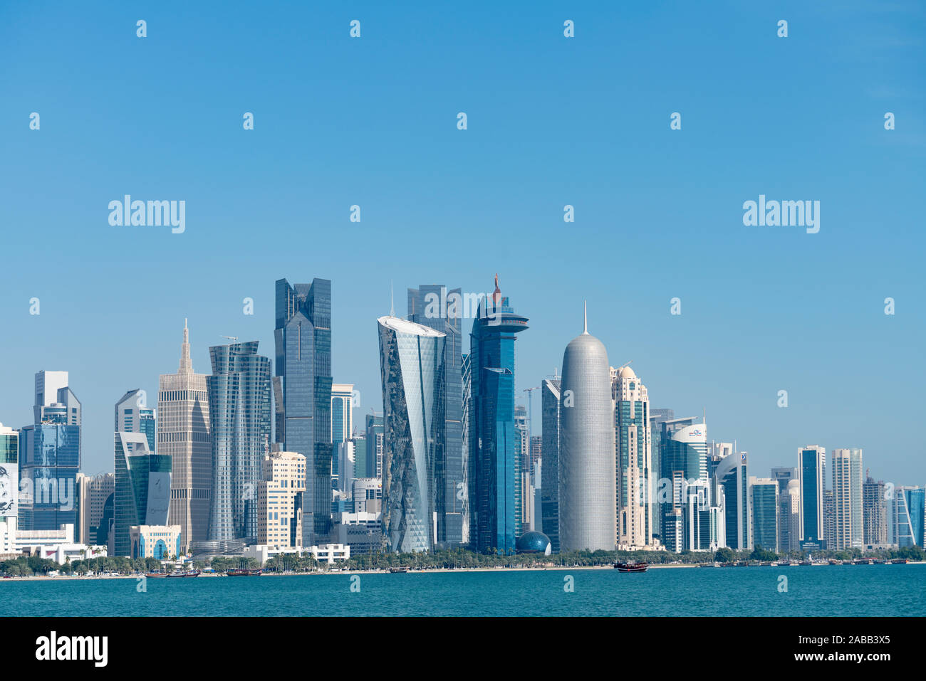 Tagsüber auf die Skyline von West Bay Business District von der Corniche in Doha, Katar Stockfoto