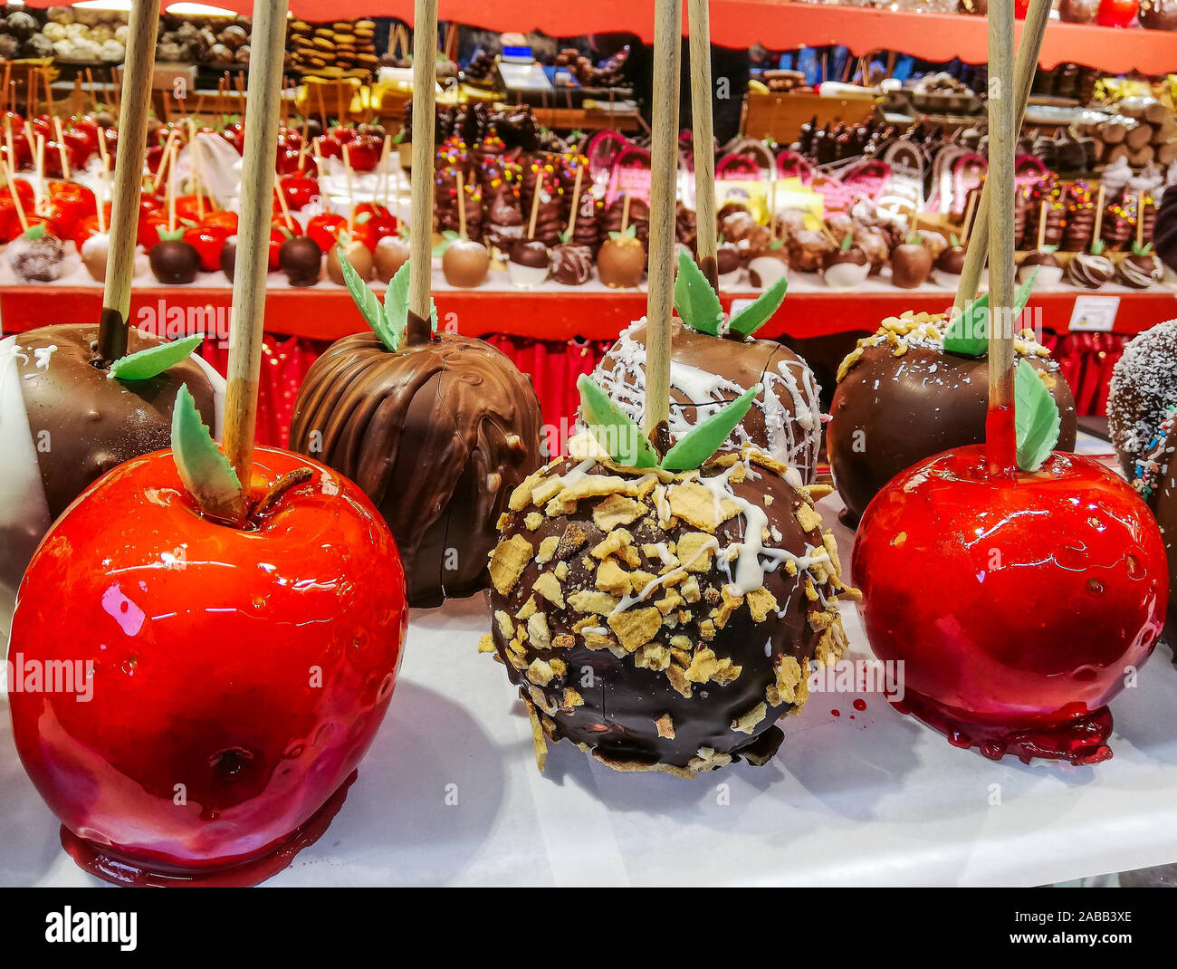 Salzburg, Österreich. Glasierte Äpfel auf dem Weihnachtsmarkt. Stockfoto