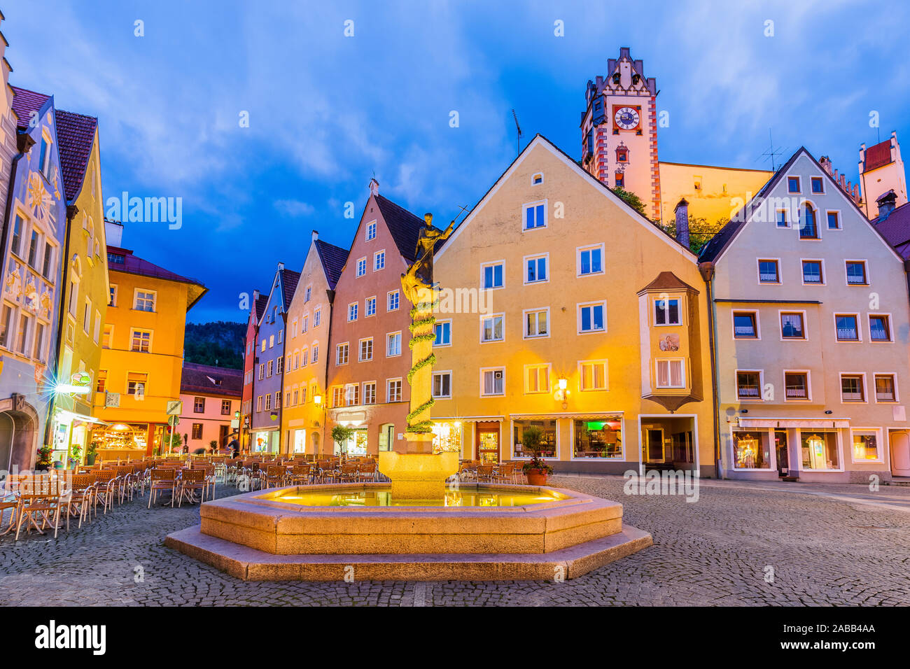 Füssen, Deutschland. Alte Stadtbild in der Dämmerung. Stockfoto