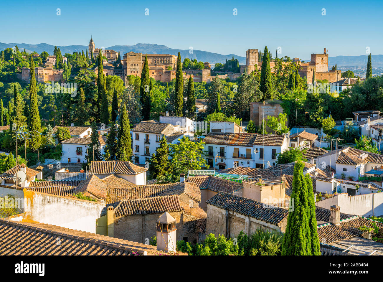 Panoramische Sicht auf die Alhambra und das Viertel Albaicin in Granada. Andalusien, Spanien. Stockfoto