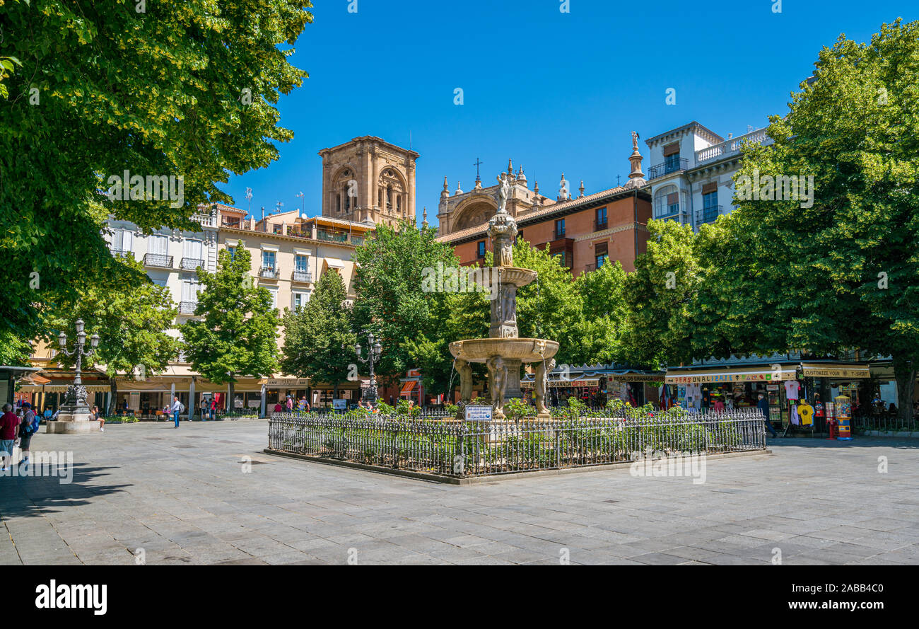 Die malerische Bib Rambla Platz (Plaza) in Granada an einem sonnigen Sommermorgen. Andalusien, Spanien. Juni -04-2019 Stockfoto