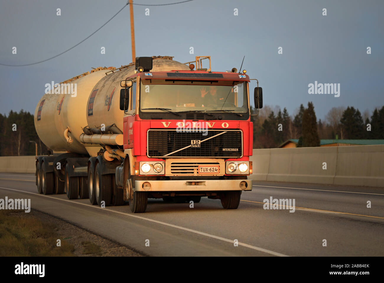 Klassische Volvo F 1225 Tankwagen der Kuljetusliike Hovi Ky für Futtermittel bei der Geschwindigkeit auf der Autobahn im Herbst in der Dämmerung. Salo, Finnland. 23.November 2019. Stockfoto