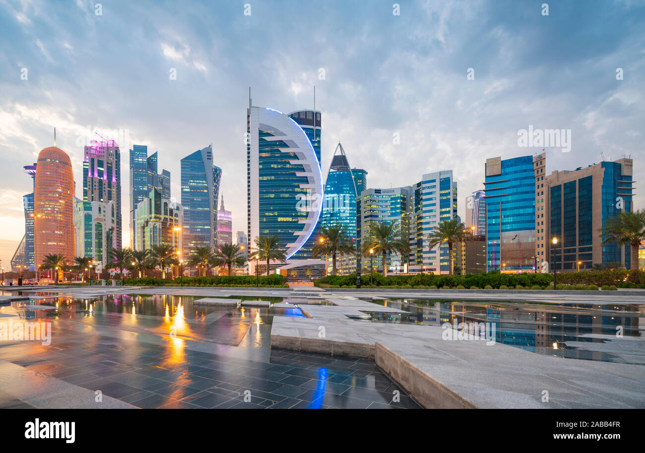 Am Abend Blick auf die Skyline von West Bay business district in Doha, Katar Stockfoto