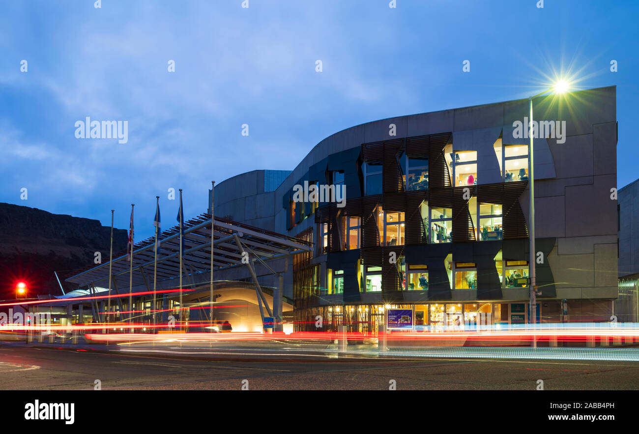 Nacht Blick auf die schottische Parlamentsgebäude in Holyrood in Edinburgh, Schottland, Großbritannien Stockfoto