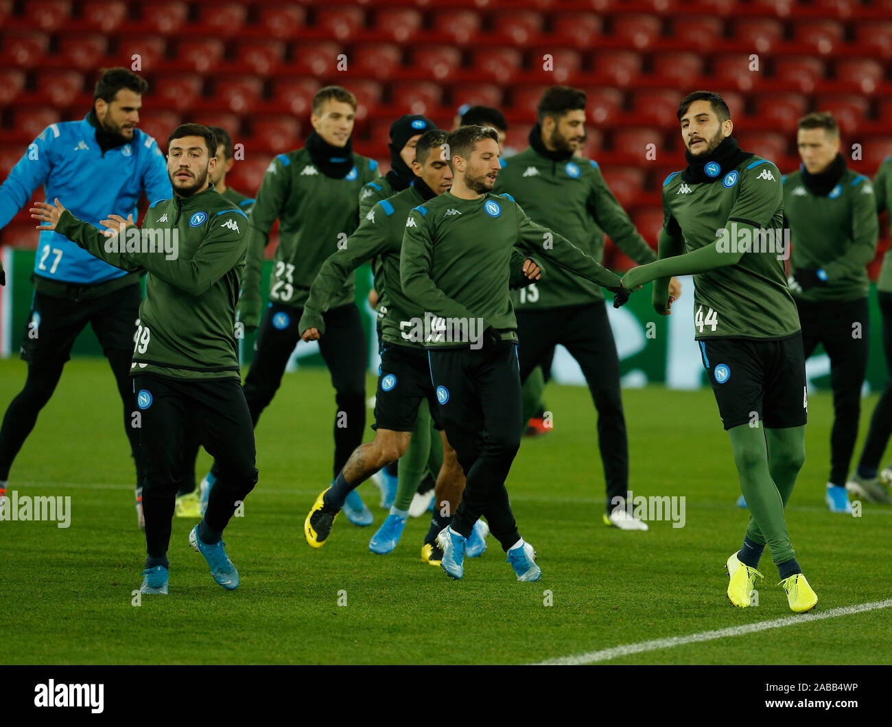 Anfield, Liverpool, Merseyside, UK. 26 Nov, 2019. UEFA Champions League, Liverpool gegen Napoli, Napoli Ausbildung; SSC Napoli Spieler warm up während Ihrer offenen Training bei Anfield vor der morgigen Champions League Spiel gegen Liverpool Credit: Aktion plus Sport/Alamy leben Nachrichten Stockfoto