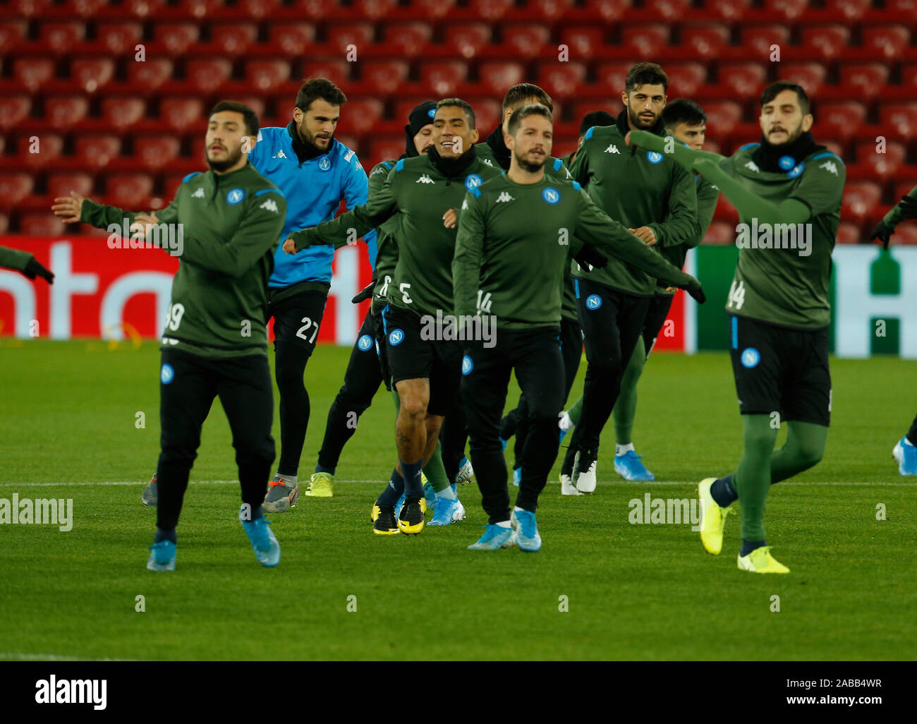 Anfield, Liverpool, Merseyside, UK. 26 Nov, 2019. UEFA Champions League, Liverpool gegen Napoli, Napoli Ausbildung; SSC Napoli Spieler warm up während Ihrer offenen Training bei Anfield vor der morgigen Champions League Spiel gegen Liverpool Credit: Aktion plus Sport/Alamy leben Nachrichten Stockfoto