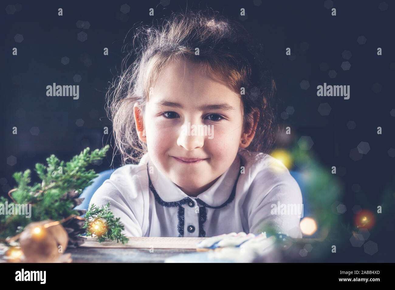 Cute kaukasische Mädchen mit Weihnachten Lebkuchen Cookies. Weihnachten portrait in dunklen Tastenbeleuchtung Stockfoto
