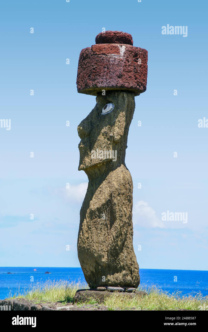 Moai auf der Osterinsel, Rapa Nui; Valparaíso Region; Chile; Isla de Pascua. Aha Tahai ceremonal Komplex. Diese Moai, Ko Te Riku, ist das einzige mit Pa Stockfoto