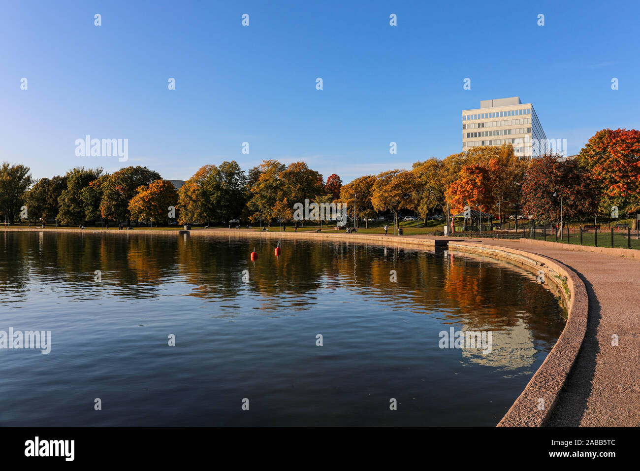 Und eläintarhanlahti Tokoinranta im Herbst Farben in Helsinki, Finnland Stockfoto