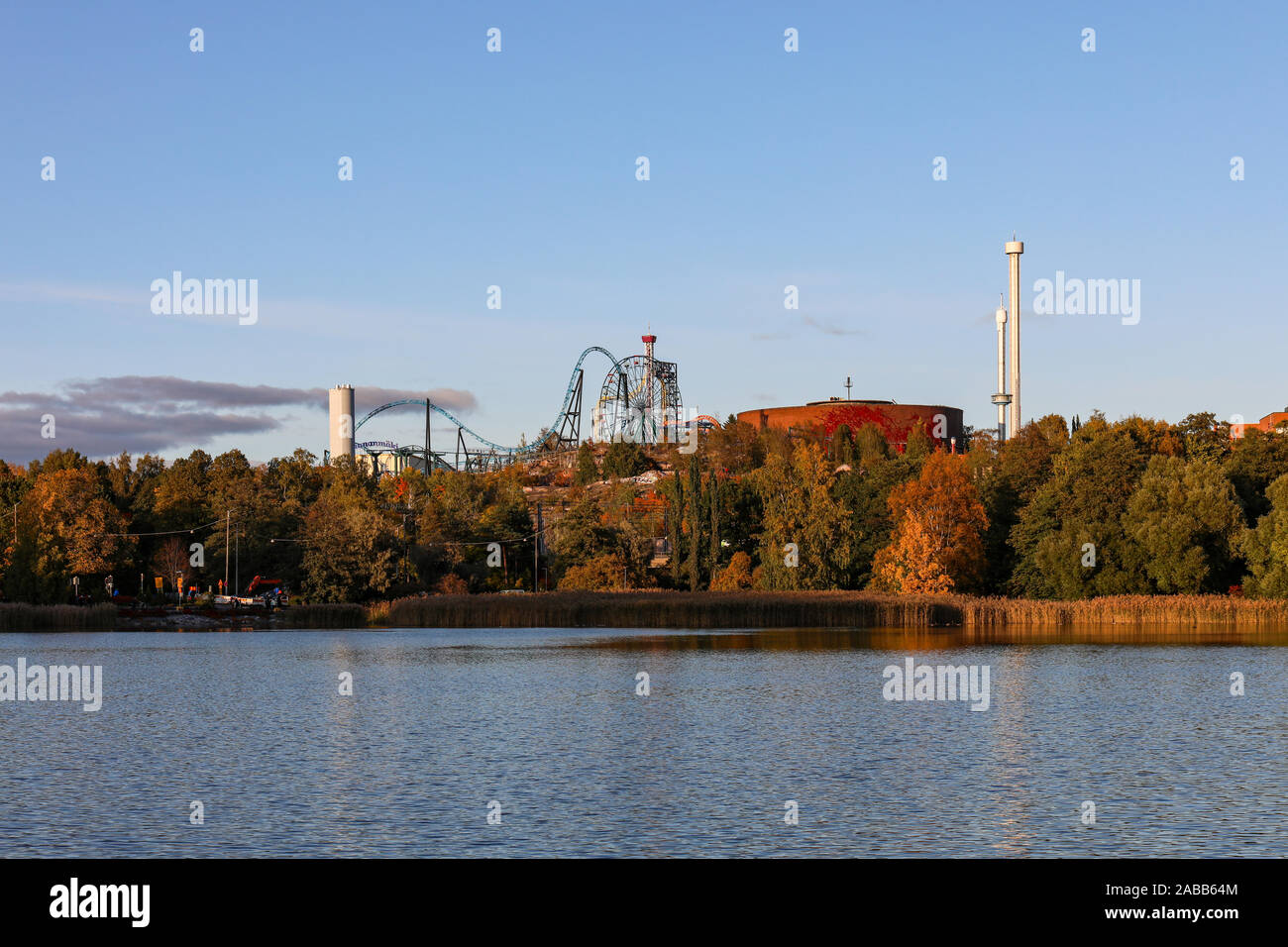 Herbst Blick über töölönlahti Bucht, Linnanmäki amusement park im Hintergrund, in Helsinki, Finnland Stockfoto