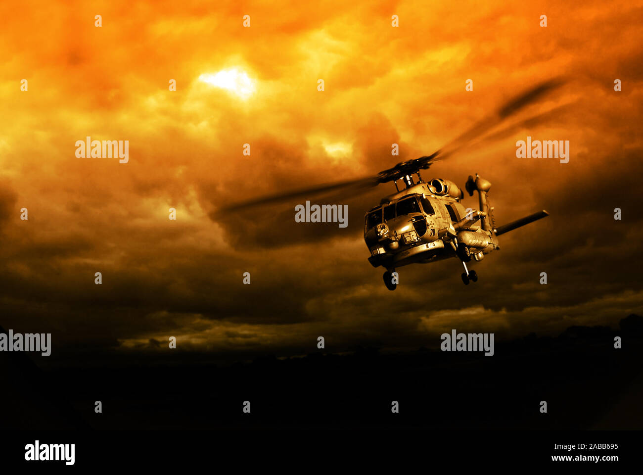 Krieg Hubschrauber im Flug gegen eine dramatische Red Sky Stockfoto