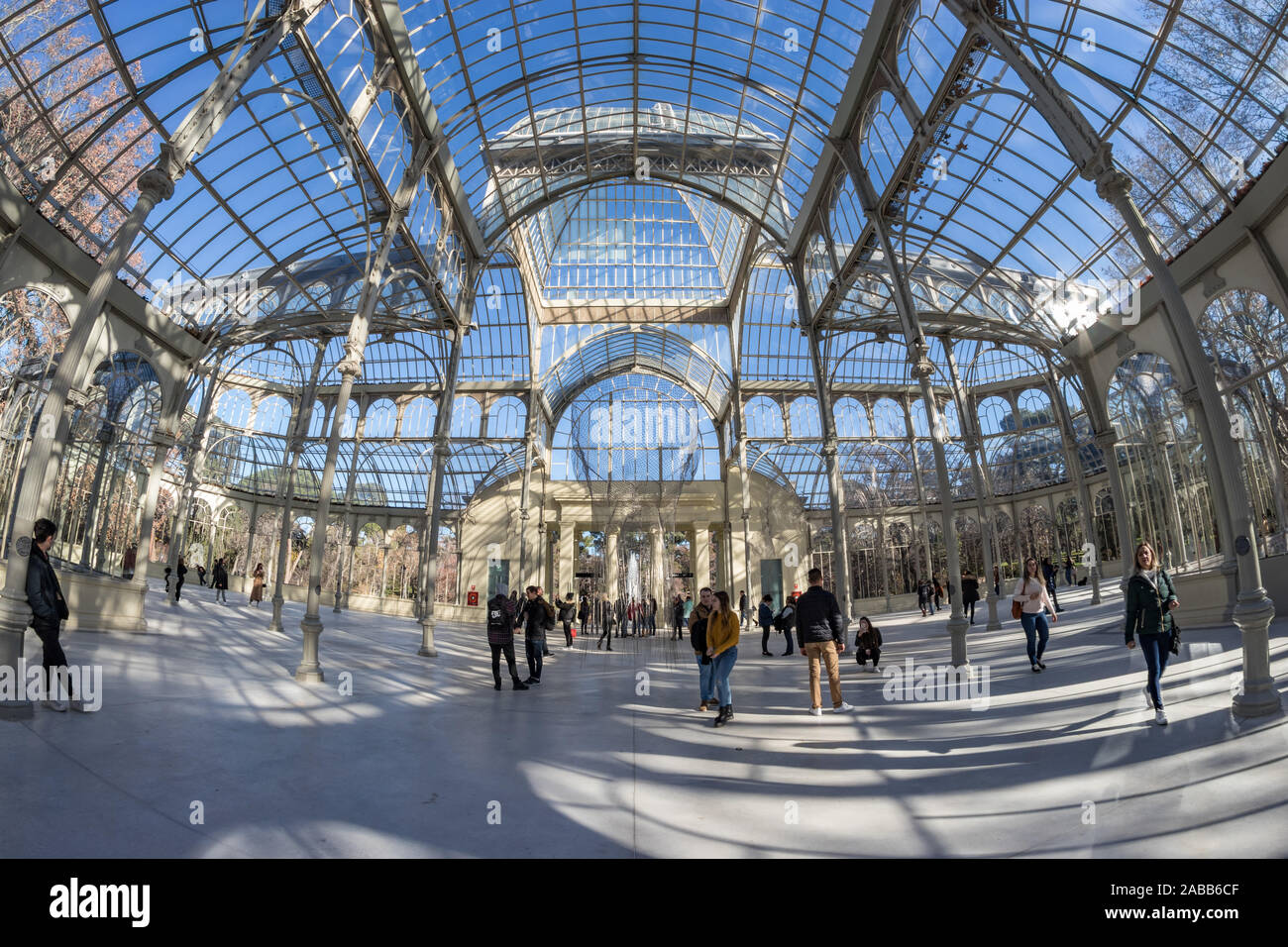 Madrid, Spanien, 14. Dezember 2018: Im Inneren des Crystal Palace in Retiro Park in Madrid. Veranstaltungsort für Kunstausstellungen von Reina Sofia Museum organisiert, Modell Stockfoto