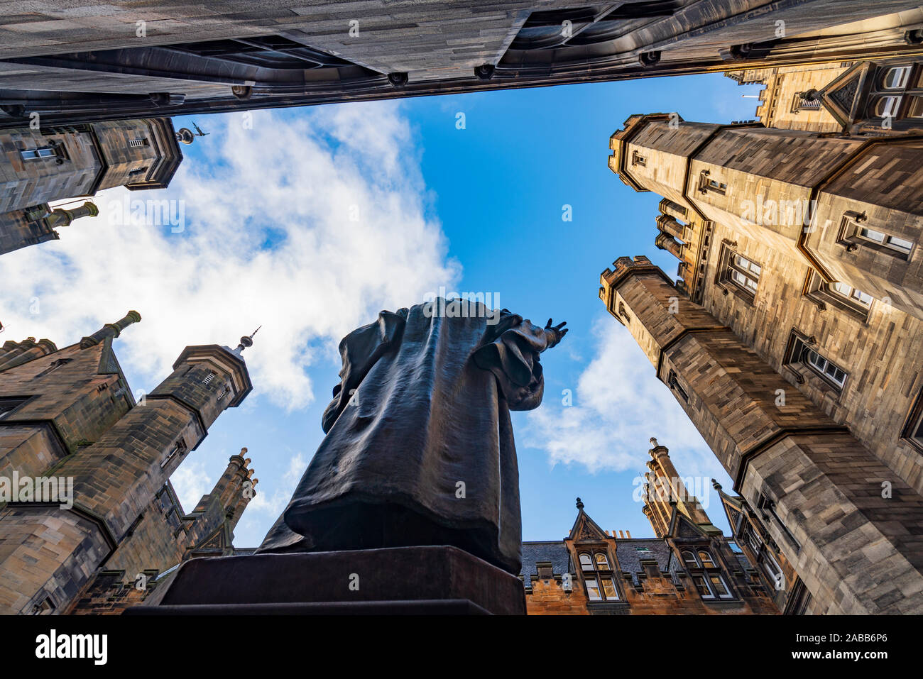 Statue von John Knox im Innenhof der Neuen Hochschule an der Universität von Edinburgh, der Fakultät der Göttlichkeit, auf dem Damm in der Altstadt von Edinburgh, Schottland, Stockfoto
