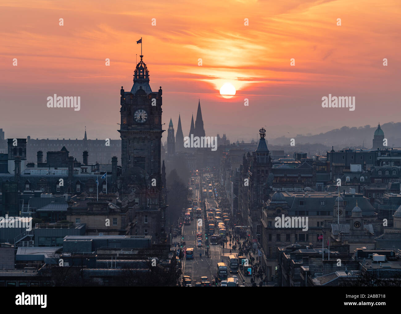 Edinburgh, Schottland, Großbritannien. 27. Februar, 2019. Blick bei Sonnenuntergang entlang der Princes Street von Calton Hill, Edinburgh Stockfoto
