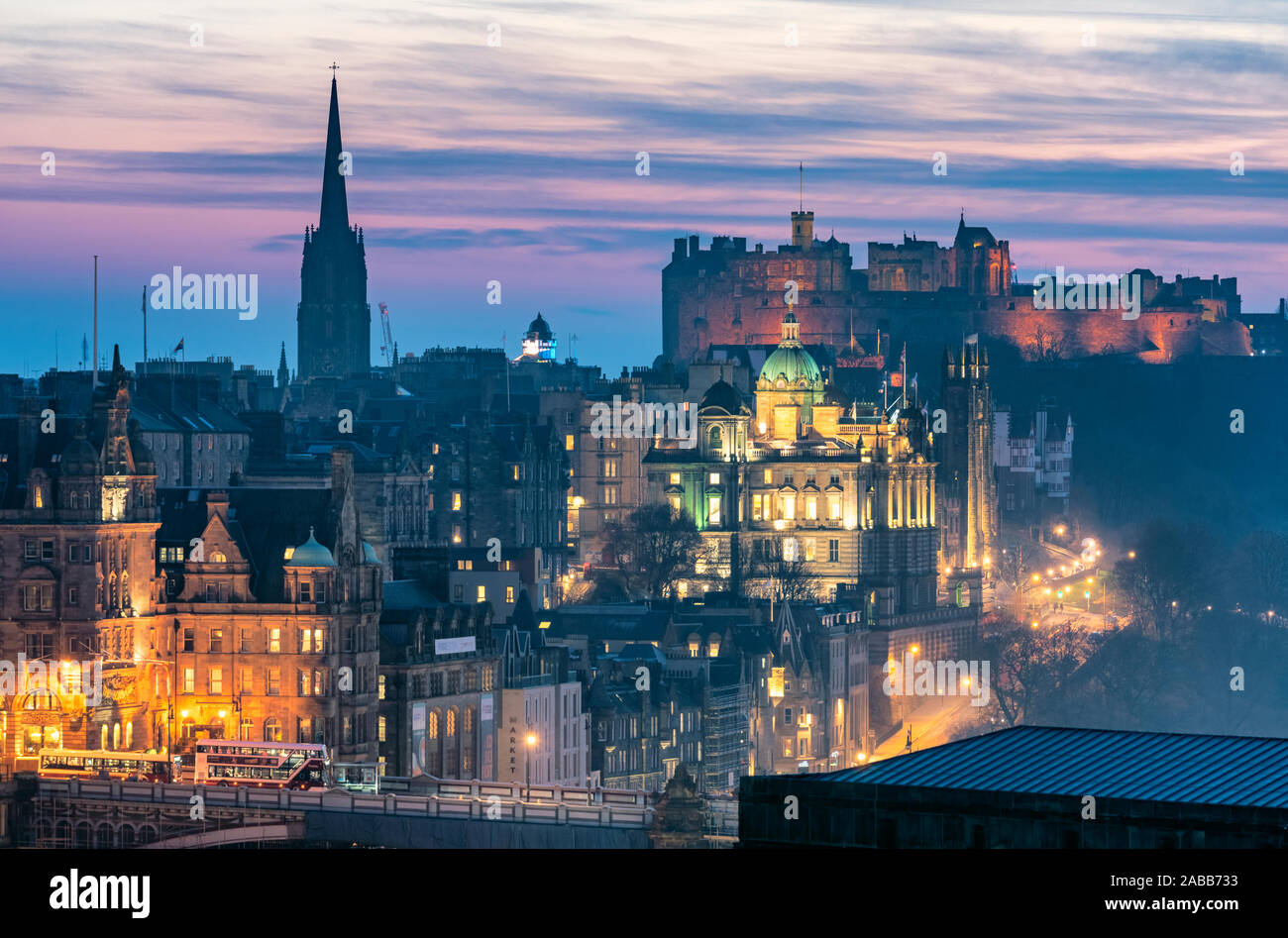 Edinburgh, Schottland, Großbritannien. 27. Februar, 2019. Blick auf den Sonnenuntergang über der berühmten Altstadt von Edinburgh Skyline von Calton Hill, Edinburgh, Schottland, Großbritannien Stockfoto