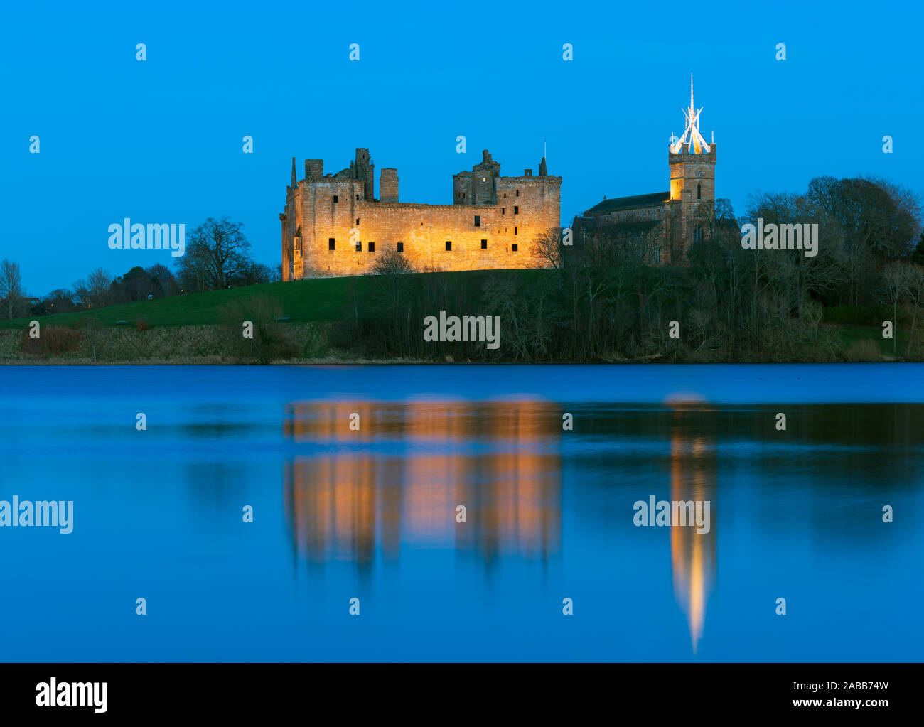 Anzeigen von Linlithgow Palace in der Nacht in Linlithgow, West Lothian, Schottland, Großbritannien. Geburtsort von Mary Queen of Scots. Stockfoto